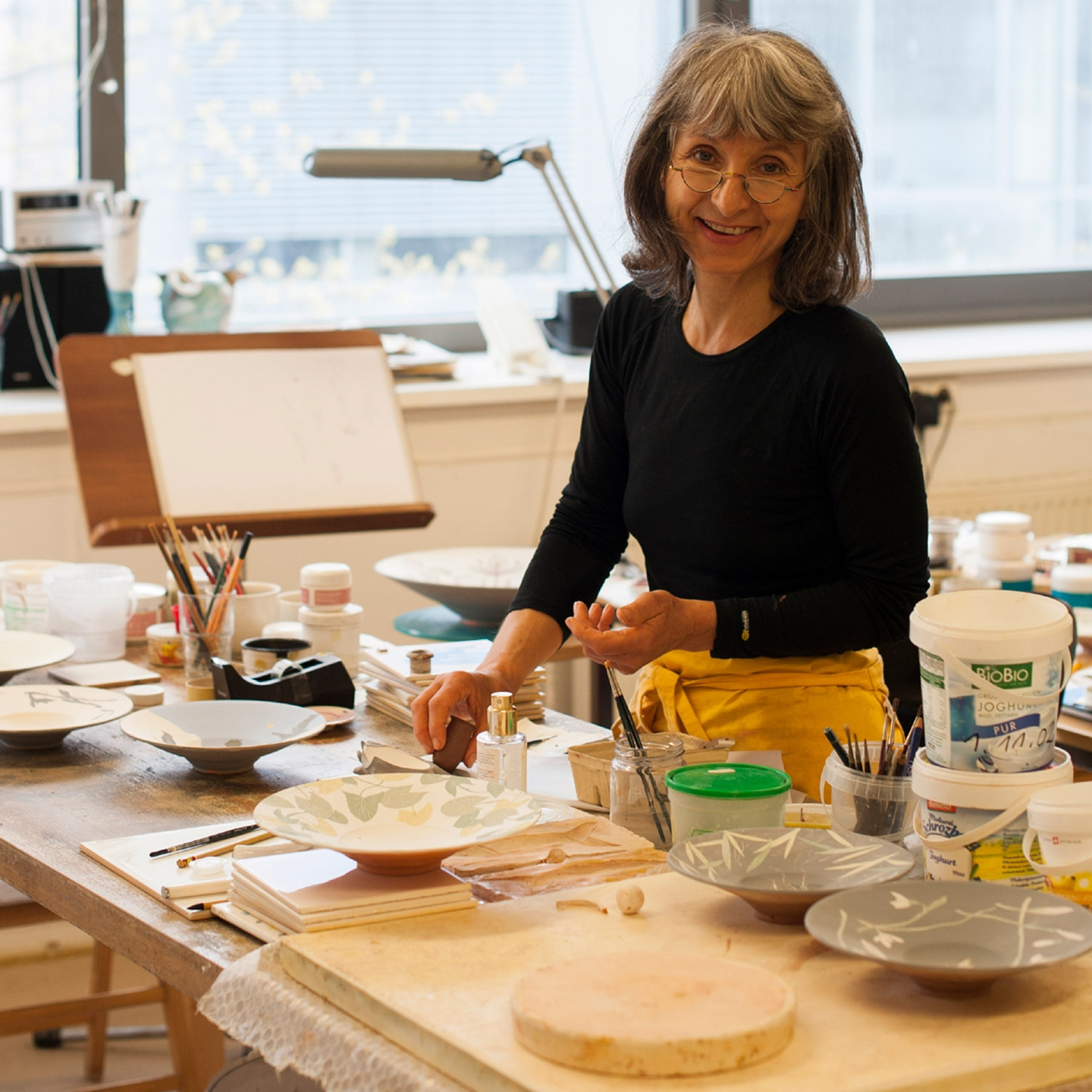 Sonngard Marcks an ihrem Arbeitstisch im Atelier
