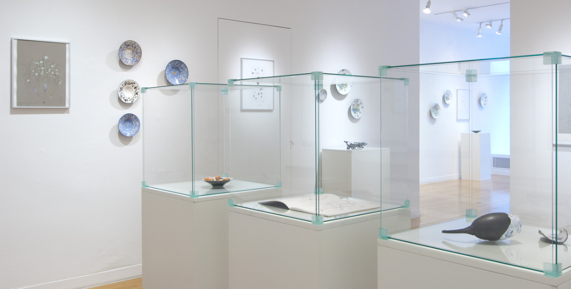 Keramische Arbeiten in einer Ausstellung